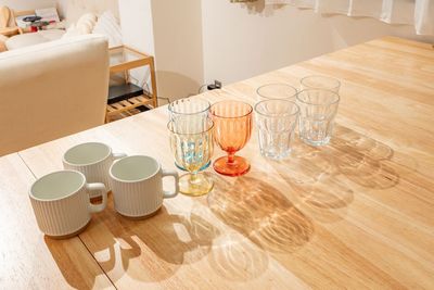 グラス、マグカップ、ワイングラスが自由にご利用ください - simkungの室内の写真