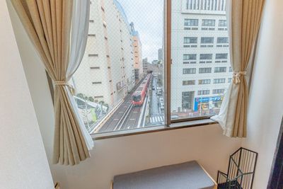 入り口すぐの窓からは。地上に出てきた地下鉄が眺められます🚃
目の前の大通りでは様々な車も通っているので乗り物好きにはたまらない❤️ - simkungの室内の写真