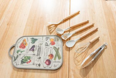 調理器具も一式揃えています
（写真にはありませんが包丁、キッチンばさみ、麺カッター、ざる、ボウルもございます） - simkungの室内の写真