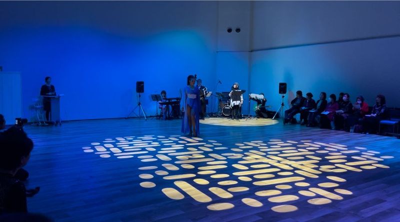 E3 HALL 多目的ホールの室内の写真