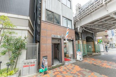 外観
線路のすぐ隣のビルです - simkungの室内の写真