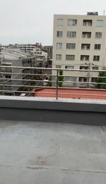 天空のアトリエ キッチン・大きなベランダ・光の入る明るい部屋の室内の写真