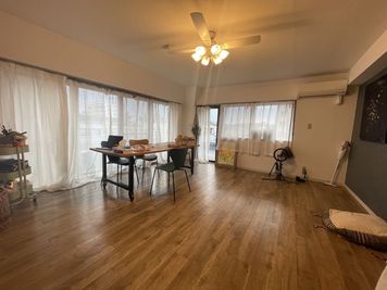 天空のアトリエ キッチン・大きなベランダ・光の入る明るい部屋の室内の写真