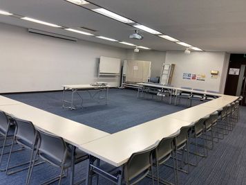 24名コノ字型レイアウト - SMG/本町・カーニープレイス 音響ハイグレード会場♪ＳＭＧ貸し会議室/カーニープレイス本町ビルの室内の写真
