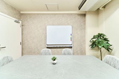 モニターやホワイトボードで会議もスムーズに✨ - Vileka淀屋橋_24の室内の写真