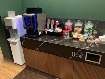 施設内のコーヒーマシーン、お菓子、ウォーターサーバーをご利用いただけます。（無料） - NIKAI Flex Ｍeeting ５の設備の写真