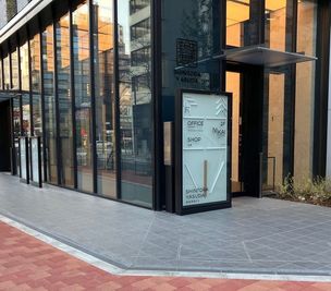 【動線➀】新虎安田ビルの入り口。 - NIKAI Flex Ｍeeting ５の入口の写真