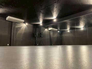 この写真はミキサーを設置する前のものになります。現在は設置しております。 - OmStudio 京都市内の40畳防音スタジオ！OmStudioの室内の写真