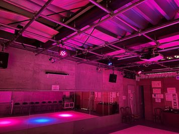 2025年５月27日。LEDパーライトを新設。RGB単体での点灯やストロボ効果等が無料で楽しめます。操作マニュアルはスタジオ内に掲示されております。「例：赤」 - 文化創造空間 Atelier泉野 【無料照明増設！】誰にも邪魔されない【プライベートな練習空間】の室内の写真