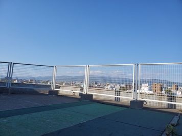 空が背景、函館の街、函館山が背景になる屋上スペース - 函館フリースタジオ＆フリースペース「はこプレイス」