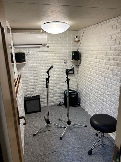 約3畳の部屋で、マイク、ギター、アンプ、ベースアンプ揃ってます。 - STUDIO AIRの室内の写真