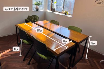 長机は2台と椅子は6脚があります。ミーティングスペース内に机・椅子の移動は可能です。 - コワーキングスペース　Stand up吉祥寺 ミーティングスペースの室内の写真