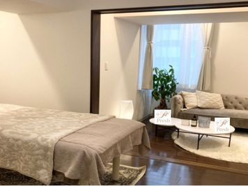 個室には施術ベッドの他にもカウンセリングしやすいテーブルセットや、棚、観葉植物付きの関節照明などもございます。 - PRESH   PREMIUM BEAUTY SALON 【HOT PEPPER掲載✨集客支援】デザイナーズルームサロン✨の室内の写真