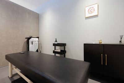 カフェラウンジ併設の完全個室の施術スペースです。利用者様は時間外でもカフェスペースでゆったりとお待ちいただけます。 - Fitness Lounge Sync 登戸店