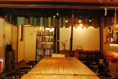 テーブルを長くつけることも可能です。会議や交流会にも使えます - なないろごはん 庭も広いキッチン付きレンタルスペースの室内の写真