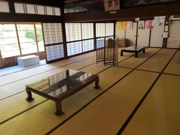 「緑深い寺の庭園、静かな空気が心を満たす特別な場所。歴史と調和した憩いの空間で、ゆったり流れる時間を楽しめます。」 - いこいの間〜浄光寺〜