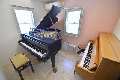 ２FベートーヴェンROOM
・ブリュートナーモデル10（166㎝）グランドピアノ
・グロトリアン（130㎝）アップライトピアノ - ヨーロッパピアノのレンタルスペース　リシュモア 【ベートーヴェンROOM】ヨーロッパ製ピアノスタジオの室内の写真