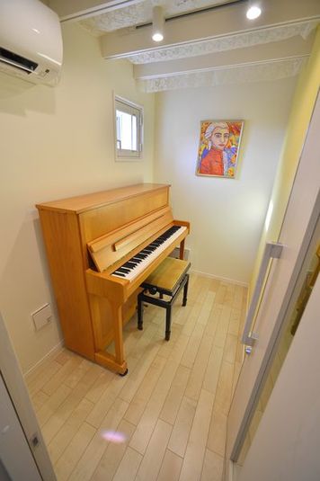 【モーツァルトROOM】ヨーロッパ製ピアノスタジオ  - ヨーロッパピアノのレンタルスペース　リシュモア