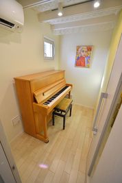 モーツァルトROOM
・イーバッハ（130㎝）アップライトピアノ - ヨーロッパピアノのレンタルスペース　リシュモア 【モーツァルトROOM】ヨーロッパ製ピアノスタジオ の室内の写真