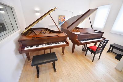 バッハROOM
・オーガストフォルスター（190㎝）グランドピアノ
・ブリュートナー モデル6（190㎝）グランドピアノ - ヨーロッパピアノのレンタルスペース　リシュモア 【ピアノショールーム】ヨーロッパ製ピアノスタジオ LISHMOAの設備の写真