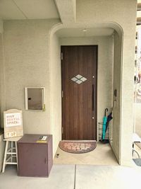 １階事務所とレンタルスペースの入口は同じですのでこちらからどうぞ！ - HMT RENTAL SPACE.の入口の写真