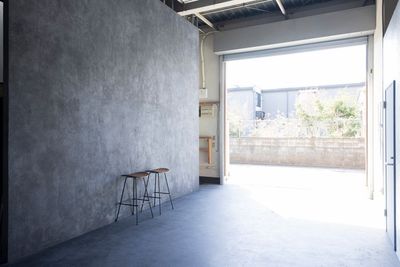 【1階ガレージスタジオ】開口幅3.2mのシャッターを開放して自然光撮影も可能。バイクなどの撮影も可能。 - スタジオマド小岩 床面積合計160平米以上スタジオマド小岩一棟レンタルプランの室内の写真