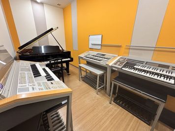 ヤマハミュージック直営教室！【池袋駅徒歩3分】ピアノとエレクトーン両方演奏できるお部屋です♪ - ミュージックアベニュー池袋