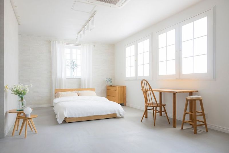 寝室のライフスタイルイメージが撮影できる東側エリア。足元にスライダーが付いているので引きずって楽に移動可能なベッド。（ベッドは撮影専用です。） - スタジオマド小岩 スタジオマド小岩2Fハウススタジオの室内の写真