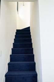 階段は窓色に合わせたネイビーのカーペット。 - 下北沢の一軒家　スタジオレナード スタジオレナード　ムービー撮影の室内の写真