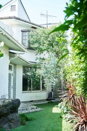 リビングの窓の外にはコルクガシの木が育っています。 - 下北沢の一軒家　スタジオレナード スタジオレナード　ムービー撮影の室内の写真