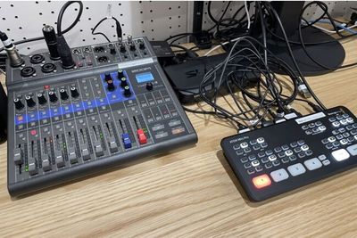 ウェブキャスティングミキサー：zoom 『LiveTrak™ L-8』
ビデオスイッチャー：Blackmagic Design ATEM Mini - コワーキングスペース enun（縁雲） enun | 縁雲　防音スタジオの設備の写真