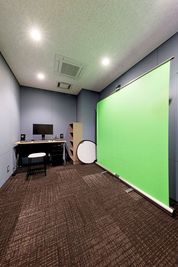 撮影用グリーンバック：IZUMI クロマキースタンド CH-1800（ヨコ 1.9m ●全長（最大開張時 m）：2.1m - コワーキングスペース enun（縁雲） enun | 縁雲　防音スタジオの室内の写真