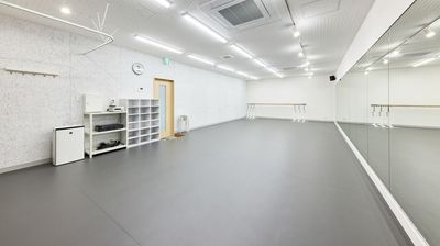 【東武練馬駅2分】広さ50.4㎡、鏡幅9.9mの中型レンタルスタジオ／バレエ用リノリウム床／ダンス、バレエ等の教室利用におすすめ - レンタルスタジオ「D-Base」東武練馬店