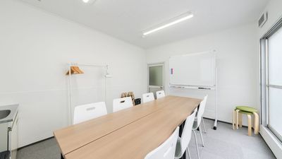シンプルな内装でビジネス利用にも最適！ - 貸会議室Aivic岩本町の室内の写真