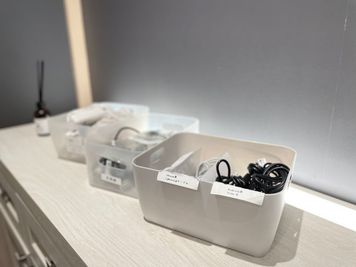 貸出用充電・ケーブルを各種幅広くそろえております。 - BasisPoint 吉祥寺マルイ店 吉祥寺エリア4名BOX席の設備の写真