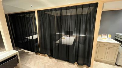 カーテン付きの半個室でございます。 - BasisPoint 吉祥寺マルイ店 吉祥寺エリア4名BOX席の室内の写真