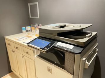 有料複合機をご用意しております。（白黒：枚／10円／カラー：枚／50円） - BasisPoint 吉祥寺マルイ店 吉祥寺エリア4名BOX席の設備の写真