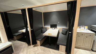カーテン付きの半個室でございます。 - BasisPoint 吉祥寺マルイ店 吉祥寺エリア4名BOX席の室内の写真