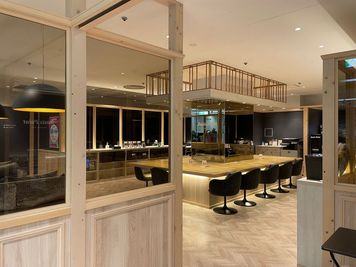 受付付近の雰囲気です。有人受付だからお客様をお呼びする打ち合わせも安心してご利用いただけます。
 - BasisPoint 吉祥寺マルイ店 吉祥寺エリア4名BOX席の入口の写真