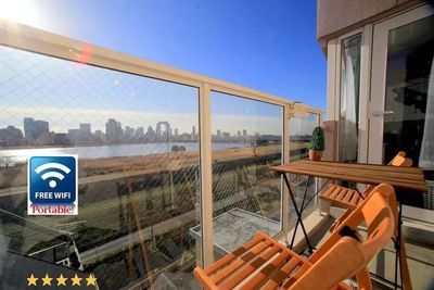 バルコニーからは日光浴。気持ちいい風を感じられます。 - 【THEATER淀川】 十三駅徒歩5分｜女子会｜ホムパ｜設備充実｜夜景🌃淀川 [76]の室内の写真