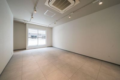 空間１（照明点灯） - Standard不動産withリノベ【 レンタルスペース 】 Standard不動産withリノベ 2Fの室内の写真