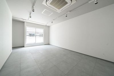 空間2（自然光） - Standard不動産withリノベ【 レンタルスペース 】 Standard不動産withリノベ 2Fの室内の写真