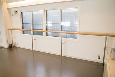 固定バーが１本ございます。 - Studio Balletto レンタル ダンス スタジオの室内の写真