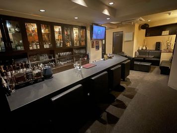 カウンター6席とボックス席8名 - BAR NoEL (バーノエル) カラオケ付き多目的スペースの室内の写真