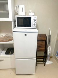 電気ケトル、電子レンジ、冷蔵庫
冷蔵庫にはホールケーキが入ります - ホワイトオン天満の設備の写真