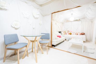 2部屋で広々！折り畳みのイスが2脚あります。 - ホワイトオン天満の室内の写真