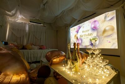 遮光カーテンで昼間でも映像を楽しめます！ - ホワイトオン天満の室内の写真