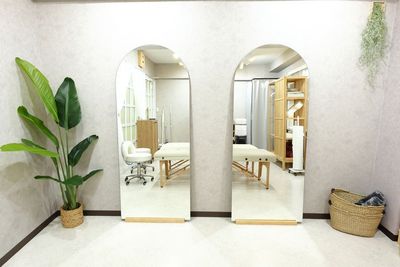 アーチミラー（70cm X 160cm） - サロンcode博多 サロンcode博多 個室ヨガ 大きなアーチミラーの前で癒し空間の設備の写真