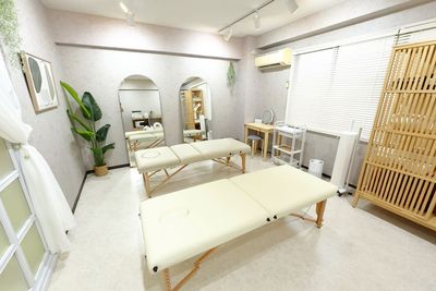 salon room - サロンcode博多 - サロンcode博多 サロンcode博多 個室ヨガ 大きなアーチミラーの前で癒し空間の室内の写真