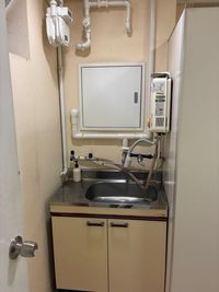給湯室（共用部・女子トイレ内） - サロンcode博多 サロンcode博多 個室ヨガ 大きなアーチミラーの前で癒し空間の設備の写真